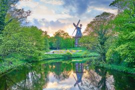 Lais Puzzle - Beliebter Stadtpark "Wallanlagen" mit "Am Wall Windmill" bei Sonnenuntergang in Bremen, Deutschland - 2.000 Teile