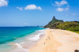 Lais Puzzle - Schöne Luftaufnahme vom Strand Cacimba do Padre und Morro do Pico auf der Insel Fernando de Noronha, Pernambuco, Brasilien - 2.000 Teile