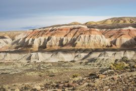 Lais Puzzle - Farbenfrohes Tal im Naturschutzgebiet Versteinerter Wald, Sarmiento, Patagonien, Chubut, Argentinien - 2.000 Teile