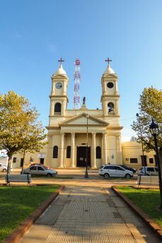 Lais Puzzle - Paso de los libres, Argentinien: Blick auf die Pfarrei San José am Plaza Independencia (Platz der Unabhängigkeit) - 2.000 Teile