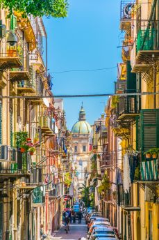 Lais Puzzle - Blick auf eine schmale Straße zur chiesa del carmine maggiore in Palermo, Sizilien, Italien - 2.000 Teile
