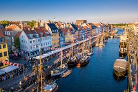 Lais Puzzle - Erstaunliches historisches Stadtzentrum. Nyhavn New Harbour Kanal und Unterhaltungsviertel in Kopenhagen, Dänemark. Der Kanal beherbergt viele historische Holzschiffe. Luftaufnahme von oben - 2.000 Teile