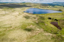 Lais Puzzle - Luftaufnahme der Carno- und Garnlydan-Stauseen in der Nähe der Stadt Ebbw Vale in den Tälern von Südwales - 2.000 Teile