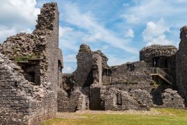 Lais Puzzle - Innerhalb des Hofes und der Mauern einer mittelalterlichen Burgruine (Burg Carreg Cennen) - 2.000 Teile
