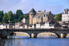 Lais Puzzle - Laval Stadt in Frankreich - 2.000 Teile