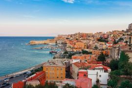 Lais Puzzle - Panorama-Seelandschaft mit Gaeta, Latium, Italien. Malerische historische Stadt mit alten Gebäuden, alten Kirchen, schönem Sandstrand und klarem blauem Wasser. Berühmtes Touristenziel an der Riviera di Ulisse - 2.000 Teile