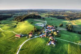 Lais Puzzle - Pittenhart, Eschenau, Chiemgau, Weiler, Dorf, Bauer, Landwirtschaft, Oberbayern, Traunstein, Weiler, Hügel, Feld, Felder, Wiese, Wiesen, Straße, Landstraße, Siedlung - 2.000 Teile