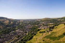 Lais Puzzle - Luftaufnahme von Häusern im walisischen Tal von Blaenau Gwent aus der Vogelperspektive - 2.000 Teile