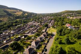 Lais Puzzle - Luftaufnahme von Häusern im walisischen Tal von Blaenau Gwent aus der Vogelperspektive - 2.000 Teile