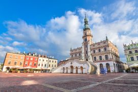 Lais Puzzle - Zamosc, Polen: Altes Rathaus von Zamosc und dramatischer Himmel. Die Stadt Zamosc steht auf der Liste des UNESCO-Weltkulturerbes. - 2.000 Teile
