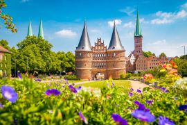 Lais Puzzle - Historische Stadt Lübeck mit dem berühmten Holstentor im Sommer, Schleswig-Holstein, Norddeutschland - 2.000 Teile