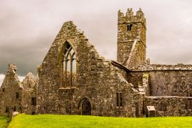 Lais Puzzle - Landschaften in Irland. Ruinen des Klosters Ross Errilly in der Grafschaft Galway. Nationales Monument und best erhaltenes Kloster - 2.000 Teile