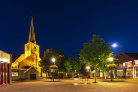 Lais Puzzle - Dorfplatz in Zoeterwoude-dorp während der Abenddämmerung. Eine kleine Stadt in den Niederlanden - 2.000 Teile
