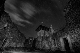 Lais Puzzle - Ruinen von Nevitsky Castle in der Nähe von Uzhgorod, Ukraine mit vielen glänzenden Sternen am dunklen Himmel. Schwarz-Weiß-Version. Nevitsky Burg. Eines der ältesten Gebäude in den Unterkarpaten mit einer internationalen Bedeutung. Das...
