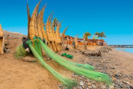 Lais Puzzle - Pimentstrand mit traditionellen Booten und Netzen, Chiclayo, Peru - 2.000 Teile