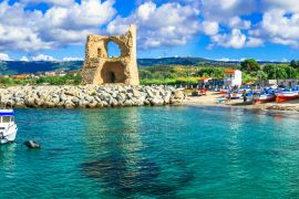 Lais Puzzle - Traditionelles Fischerdorf Briatico in Kalabrien mit türkisfarbenem Meer und altem sarazenischen Turm. Italien - 2.000 Teile