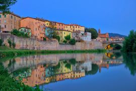 Lais Puzzle - Spiegelung der Altstadt im Fluss Tevere, Umbertide, Italien - 2.000 Teile
