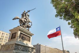 Lais Puzzle - Generalstatue von Bernardo O'Higgins am Bulnes Square und chilenische Flagge von Bicentenario - Santiago, Chile - 2.000 Teile
