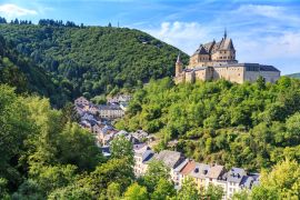 Lais Puzzle - Schloss Vianden und ein kleines Tal, Luxemburg - 2.000 Teile