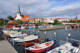 Lais Puzzle - Jachthafen und weiße Kirche in Ronne, Bornholm, Dänemark - 2.000 Teile