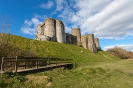 Lais Puzzle - Kidwelly Castle ist ein normannisches Schloss mit Blick auf den Fluss Gwendraeth und die Stadt Kidwelly, Carmarthenshire, Wales - 2.000 Teile