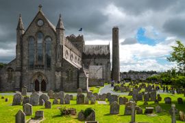 Lais Puzzle - Irland, Kilkenny, die St. Canice's Kathedrale und der Friedhof - 2.000 Teile