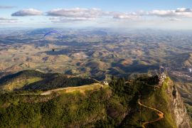 Lais Puzzle - Luftlandschaft in Governador Valadares mit Paraglider und Ibituruna Gipfel und Rio Doce Tal, Brasilien - 2.000 Teile