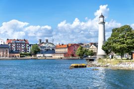 Lais Puzzle - Karlskrona, Schweden: Alter Leuchtturm und Gebäude im Hintergrund - 2.000 Teile