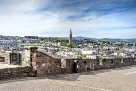 Lais Puzzle - Londonderry, Nordirland: Skyline von Derry mit St. Eugene's Cathedral in der Nähe von Free Derry Corner, Stadtmauer, Horizont und blauem Himmel - 2.000 Teile
