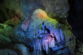 Lais Puzzle - Die Stalaktiten- und Stalagmitenhöhlen befinden sich an der Ostküste Indiens, in den Ananthagiri-Hügeln des Araku-Tals, Visakhapatnam in Andhra Pradesh, Indien. Gesteinsformationen in den Borra-Höhlen - 2.000 Teile