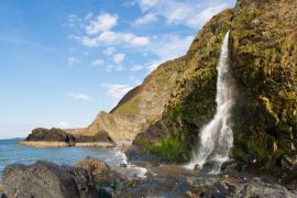 Lais Puzzle - Wasserfall am Tresaith Beach, Cardigan Bay, Wales - 2.000 Teile