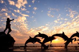 Lais Puzzle - Delfin-Statue vor Sonnenuntergang, Mexiko - 2.000 Teile