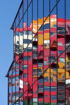 Lais Puzzle - Wohnhaus in Örnsköldsvik spiegelt sich in einer Glasfassade - 2.000 Teile