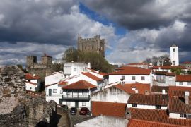 Lais Puzzle - Burg und Häuser in der Festung von Braganca, Tras os Montes, Portugal - 2.000 Teile