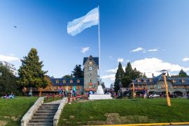 Lais Puzzle - Stadtzentrum auf einem Hauptplatz in Bariloche, Argentinien - 2.000 Teile