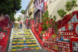 Lais Puzzle - Ein Blick am frühen Morgen auf die Escadaria Selarón (Selaron-Treppe), eine Touristenattraktion neben dem beliebten Ausgehviertel Lapa in Rio de Janeiro, Brasilien - 2.000 Teile