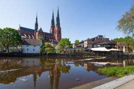 Lais Puzzle - Uppsala Kirche mit seiner Reflexion auf dem Fluss - 2.000 Teile