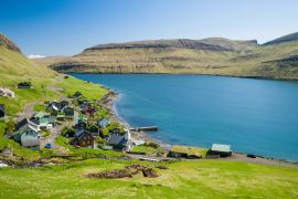 Lais Puzzle - Kleines Dorf auf den Färöern an einem sonnigen Tag - 2.000 Teile