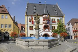 Lais Puzzle - Marktbrunnen und Rathaus in Volkach - 2.000 Teile