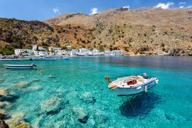 Lais Puzzle - Kleines Motorboot in der Klarwasserbucht der Stadt Loutro auf der Insel Kreta, Griechenland - 2.000 Teile
