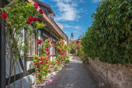 Lais Puzzle - Mittelalterliche Gasse in der historischen Hansestadt Visby auf der schwedischen Ostseeinsel Gotland - 2.000 Teile