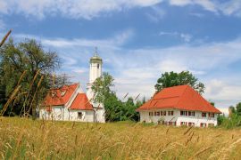 Lais Puzzle - Riedkapelle in Benningen mit dem ehemaligen Mesnerhaus, das jetzt ein Museum ist - 2.000 Teile