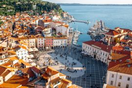 Lais Puzzle - Schöne Luftaufnahme der Stadt Piran mit dem Hauptplatz Tartini, alten Gebäuden mit roten Dächern und der Adria im Südwesten Sloweniens - 2.000 Teile