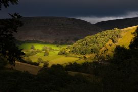 Lais Puzzle - Ein Blick auf das Eglwyseg-Tal auf dem Weg vom Horseshoe Pass bei Llangollen, Nordwales - 2.000 Teile