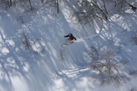 Lais Puzzle - Snowboarder fährt im Skigebiet in Nevados De Chilean, Chile in den Anden, durch das schneebedeckte Gebirgsgelände - 2.000 Teile