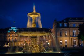 Lais Puzzle - Brunnen bei Nacht auf dem Schlossplatz in Stuttgart - 2.000 Teile