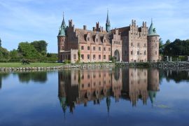 Lais Puzzle - Die Wasserburg Schloss Egeskov auf Fünen in Dänemark - 2.000 Teile