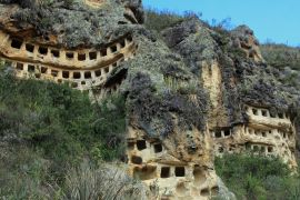 Lais Puzzle - Die Ventanillas de Combaya sind ein alter Prä-Inka-Friedhof in den Bergen Nordperus in der Nähe von Cajamarca. - 2.000 Teile