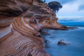 Lais Puzzle - Painted Cliffs im Maria Island National Park, Tasmanien, Australien. Erodierte Schichten aus Eisenoxid bilden interessante Muster in der Küstenlinie - 2.000 Teile