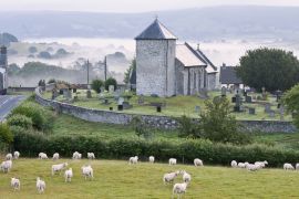 Lais Puzzle - Frühmorgendlicher Nebel in den Tälern umgibt die St. David's Church, Llanddewi'r Cwm, Powys, Wales - 2.000 Teile